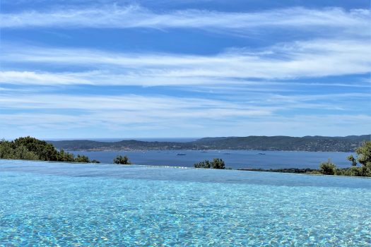 Hedendaagse villa met panoramisch zeezicht over de Golf van Saint-Tropez in Beauvallon