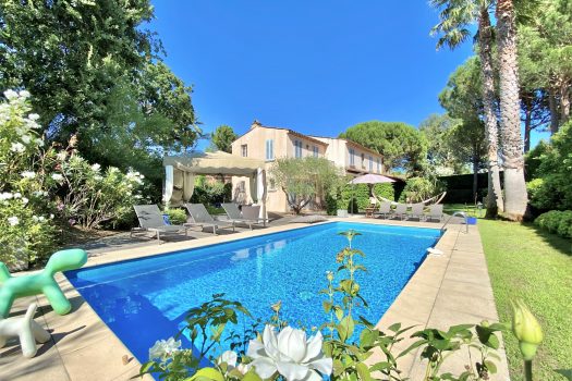 Villa for sale in Saint-Tropez in a gated domain