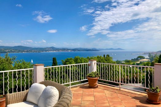 Villa met panoramisch zeezicht in het domein van Sinopolis