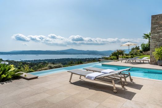 Moderne villa met panoramisch zeezicht te koop in Grimaud