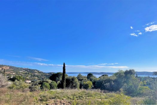 Terrain constructible vue mer panoramique à vendre face à Saint-Tropez
