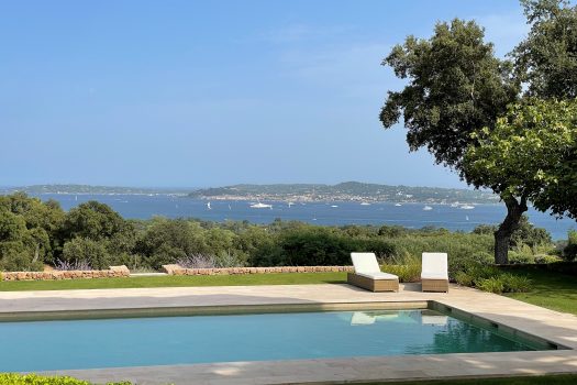Panoramisch zeezicht gerenoveerde villa te koop tegenover Saint-Tropez