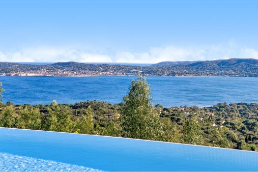 Grande propriété à vendre avec exceptionnelle vue mer face à Saint-Tropez