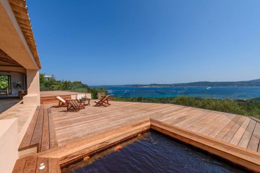 Grande propriété provençale avec vue mer panoramique à vendre face à Saint-Tropez