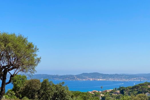 Gerenoveerde villa op een groot vlak perceel met zeezicht tegenover Saint-Tropez