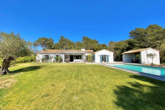 One level villa with a large flat plot for sale in La Croix-Valmer