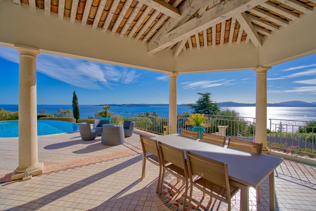 Villa avec double vue mer panoramique à vendre à SainteMaxime SaintTropez Bay Property