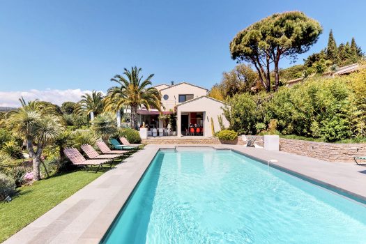 Villa with view over the sea and the vineyards for sale between the village and Gigaro beaches