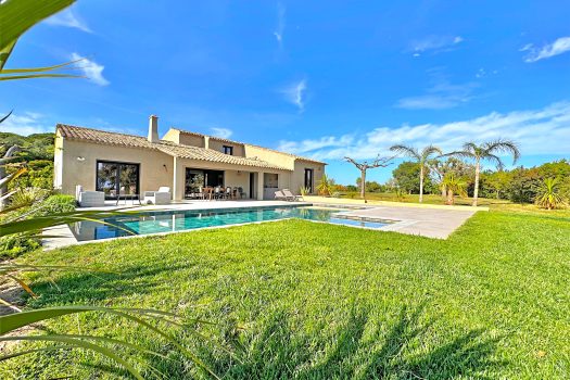 Villa rénovée vue mer face à Saint-Tropez à vendre sur un grand terrain plat