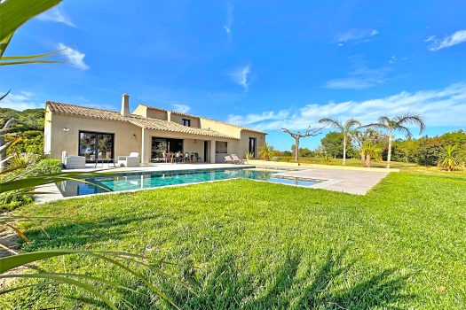 Renovated sea view villa for sale facing Saint-Tropez on a large flat plot