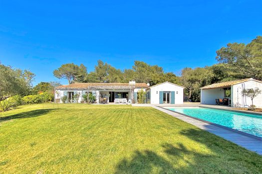 One level villa with a large flat plot for sale in La Croix-Valmer