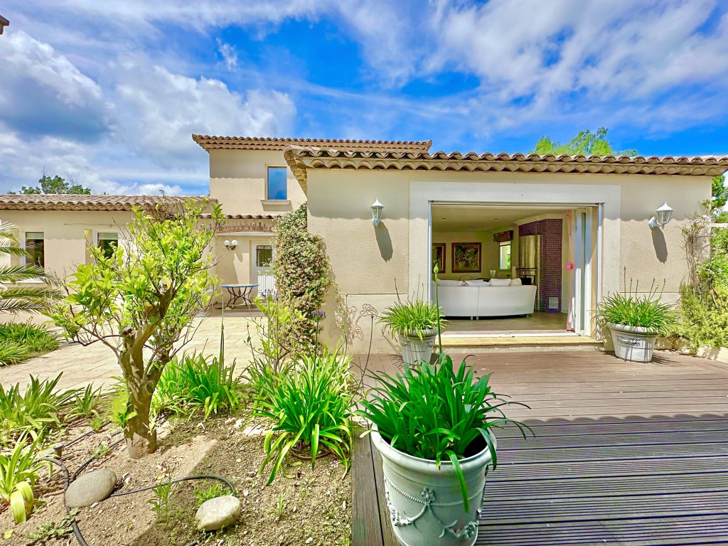 Villa à vendre à pied des plages et des commerces à Grimaud SaintTropez Bay Property