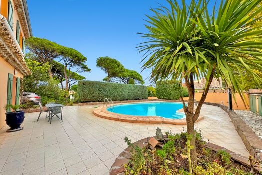 Villa for sale walking distance to La Nartelle beaches
