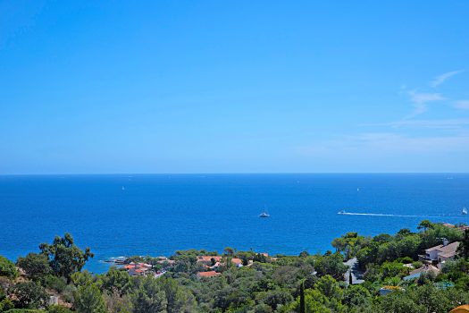 Villa contemporaine vue mer à vendre aux Issambres