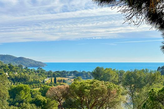 Villa vue mer à pied des plages de Gigaro à vendre