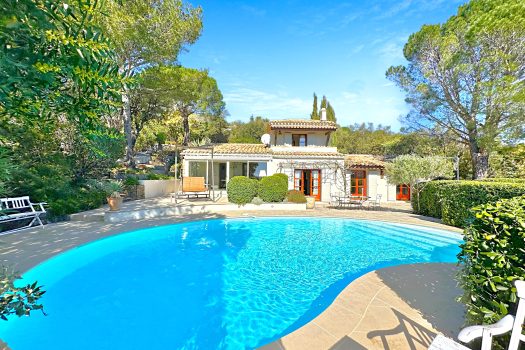 Gerenoveerde villa met uitgestrekt zicht te koop in Grimaud