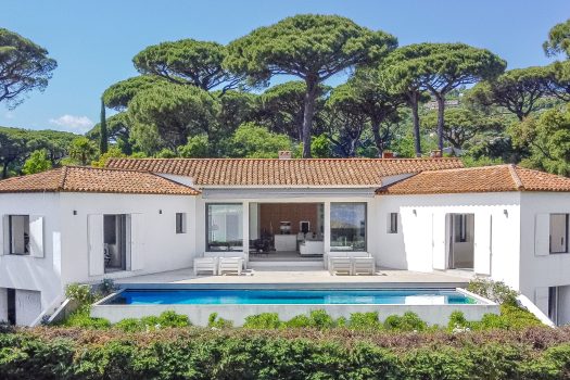 Villa met panoramisch zeezicht te koop op wandelafstand van het strand