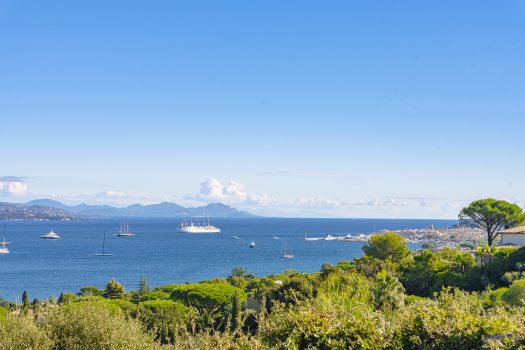 Sea view villa to renovate for sale in Sinopolis